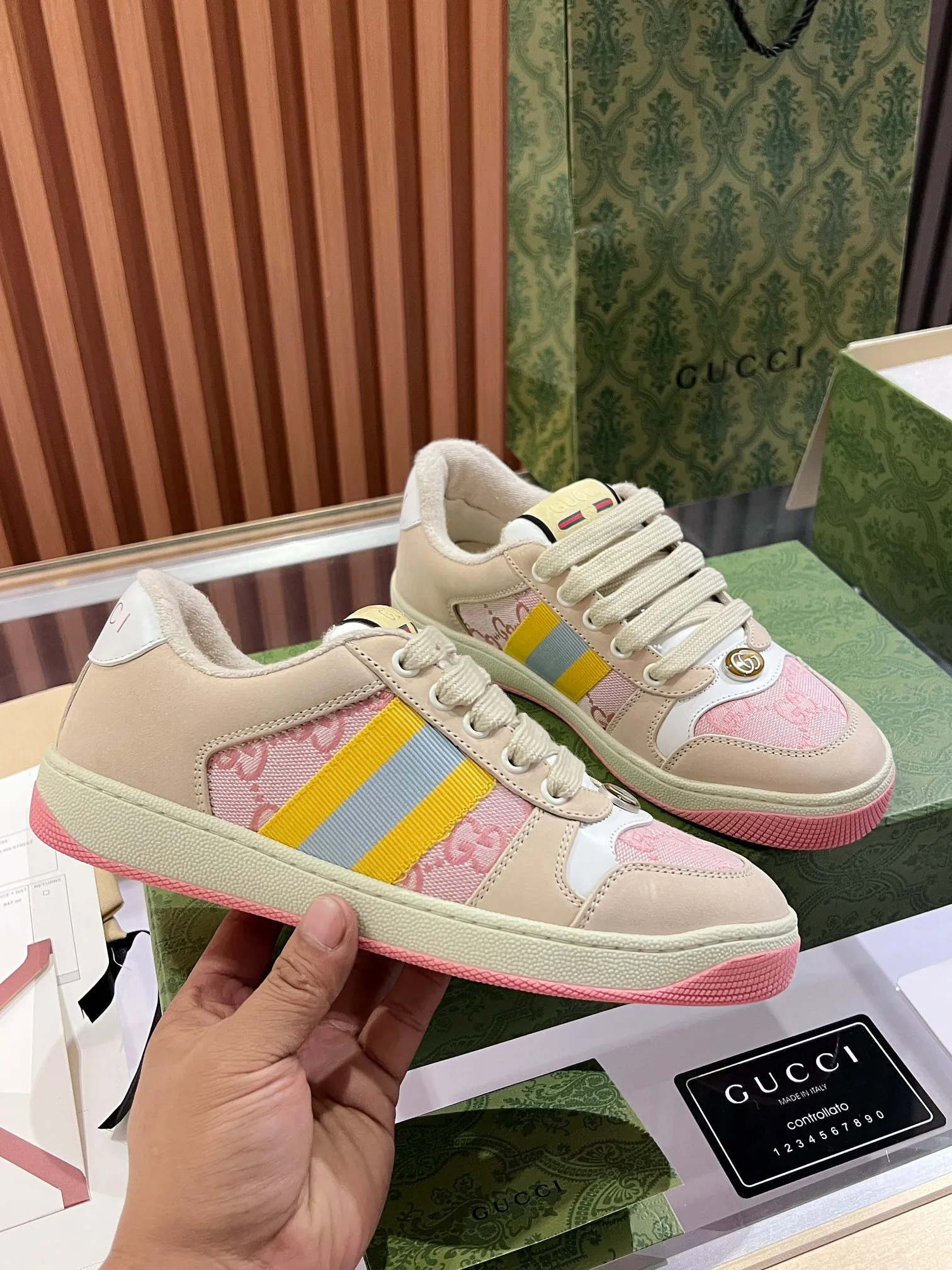 👟👟Ex-factory price 540👟👟 ⚡️Gucci Dirty Shoes Top factory quality, impeccable at the counter, the comfort is incredible. Retro distressed elements, washed retro logo on the tongue, metal double LOGO, 99% recognizable, full of Gucci elements; terry cloth lining, cowhide foot pads and 3mm latex are much more comfortable than real leather shoes. Environmentally friendly TPU wear-resistant outsole, soft and elastic. The inside of the tongue is made of imported elastic bands, which have great tension and won't strangle your feet. I don't develop the shoes without the original version. Only by getting the original version can the shoes be accurate and beat the market version instantly. Every stitch and every stitch is very tight and full. The debugging process is the most painstaking and requires no less than a hundred modifications before it is adjusted to the perfect state so that it can be worn comfortably by all foot types! Size 35-40 women’s model)